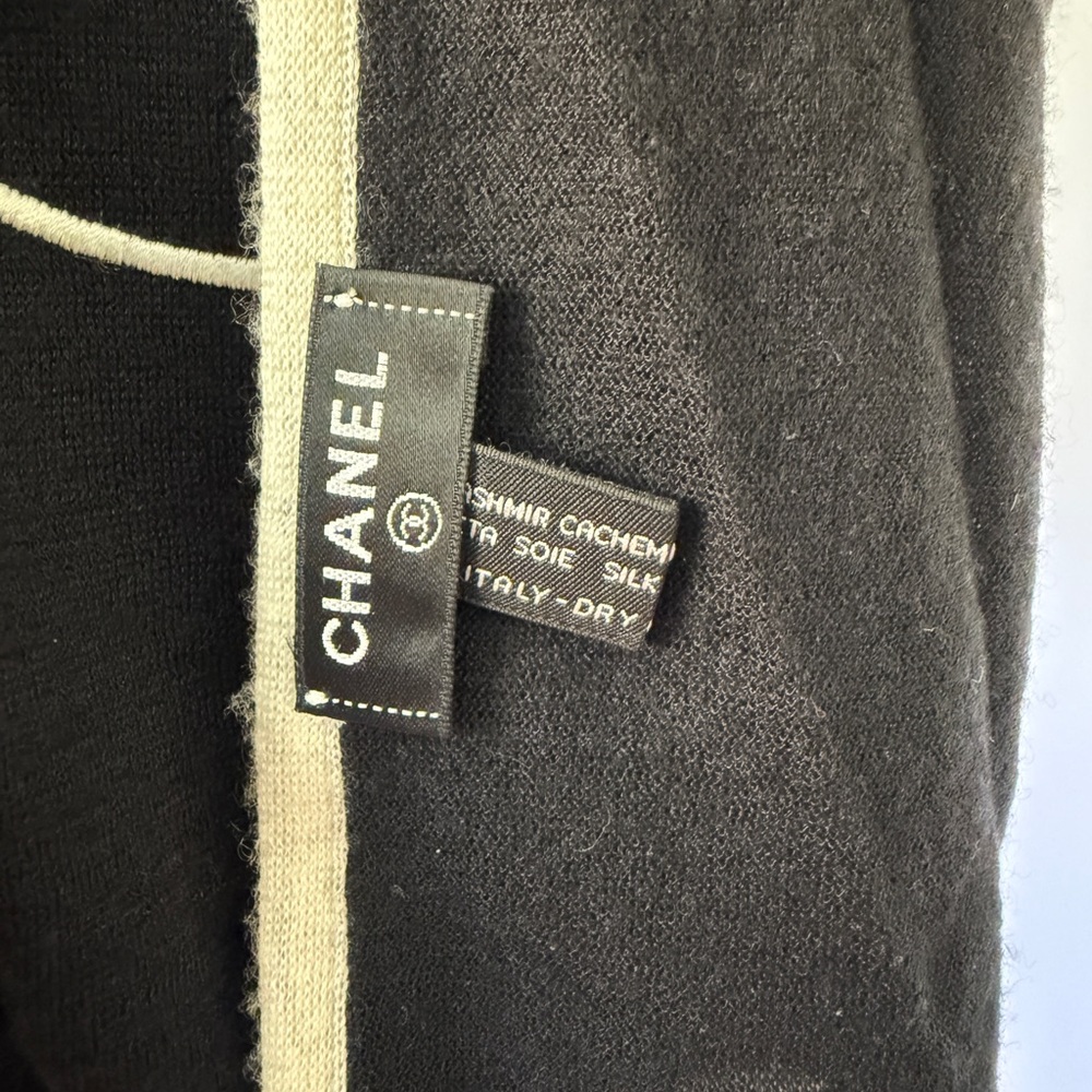 Classic Chanel CC Cashmere Scarf. Black & Ivory - Picture 5 of 7